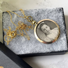 Carica l'immagine nel visualizzatore di Gallery, Edwardian Rolled Gold Picture Pendant With Portrait Photos. Antique Double Sided Glass Locket & Chain. Round Yellow Gold Locket Necklace.