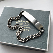 Carica l'immagine nel visualizzatore di Gallery, Vintage 1978 Sterling Silver ID Bracelet. Chunky Cuban Curb Chain Identity Bracelet, London Hallmarks. Original 1970s Retro Unisex Jewelry