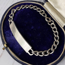 Carica l'immagine nel visualizzatore di Gallery, Vintage 1978 Sterling Silver ID Bracelet. Chunky Cuban Curb Chain Identity Bracelet, London Hallmarks. Original 1970s Retro Unisex Jewelry