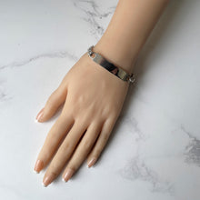 Carica l'immagine nel visualizzatore di Gallery, Vintage 1978 Sterling Silver ID Bracelet. Chunky Cuban Curb Chain Identity Bracelet, London Hallmarks. Original 1970s Retro Unisex Jewelry