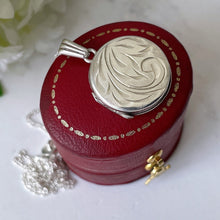 Carica l'immagine nel visualizzatore di Gallery, Vintage English Sterling Silver Round Locket. 1970's Fern Engraved Small Photo Locket & Chain. Edwardian Retro Minimalist Pendant Necklace