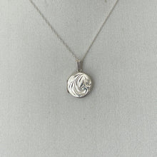 Carica l'immagine nel visualizzatore di Gallery, Vintage English Sterling Silver Round Locket. 1970's Fern Engraved Small Photo Locket & Chain. Edwardian Retro Minimalist Pendant Necklace