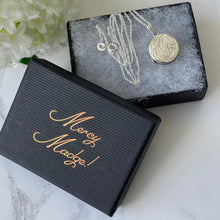 Carica l'immagine nel visualizzatore di Gallery, Vintage English Sterling Silver Round Locket. 1970's Fern Engraved Small Photo Locket & Chain. Edwardian Retro Minimalist Pendant Necklace