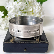 Carica l'immagine nel visualizzatore di Gallery, Vintage Art Deco Guilloche Engraved Sterling Silver Bangle. 1940s Wide Belt Style Bangle. English Silver Bangle Bracelet, Chester Hallmarks