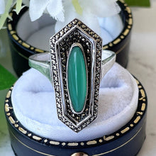 Carica l'immagine nel visualizzatore di Gallery, Art Deco Silver & Green Chrysoprase Marcasite Ring. 1930s Egyptian Revival Sarcophagus Ring. Antique Sterling Silver Cocktail Ring, Germany