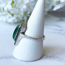 Carica l'immagine nel visualizzatore di Gallery, Art Deco Silver & Green Chrysoprase Marcasite Ring. 1930s Egyptian Revival Sarcophagus Ring. Antique Sterling Silver Cocktail Ring, Germany