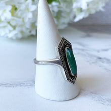 Carica l'immagine nel visualizzatore di Gallery, Art Deco Silver & Green Chrysoprase Marcasite Ring. 1930s Egyptian Revival Sarcophagus Ring. Antique Sterling Silver Cocktail Ring, Germany
