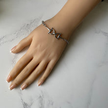 Carica l'immagine nel visualizzatore di Gallery, Vintage Sterling Silver Horseshoe & Bridle Bit Bracelet. Equestrian Snaffle Bracelet. British Millennium Silver Fancy Chain Link Bracelet.