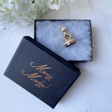 Carica l'immagine nel visualizzatore di Gallery, Georgian 18ct Gold Intaglio Seal Fob "Good Night, All's Well" Antique Carved Amethyst Glass Musical Wax Seal Pendant Fob. Georgian Jewellery