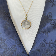Carica l'immagine nel visualizzatore di Gallery, Edwardian Rolled Gold Picture Pendant With Portrait Photos. Antique Double Sided Glass Locket & Chain. Round Yellow Gold Locket Necklace.