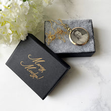 Carica l'immagine nel visualizzatore di Gallery, Edwardian Rolled Gold Picture Pendant With Portrait Photos. Antique Double Sided Glass Locket & Chain. Round Yellow Gold Locket Necklace.