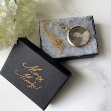 Carica l'immagine nel visualizzatore di Gallery, Edwardian Rolled Gold Picture Pendant With Portrait Photos. Antique Double Sided Glass Locket & Chain. Round Yellow Gold Locket Necklace.