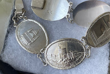 Carica l'immagine nel visualizzatore di Gallery, Vintage 1945 English Sterling Silver London Souvenir Bracelet: Windsor Castle, St Pauls, Westminster, Houses Of Parliament, Tower Bridge