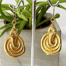 Carica l'immagine nel visualizzatore di Gallery, Antique Akan Gold Weight Replica Earrings. Figural Snake African Ashanti Earrings. Vintage Alva Studio Museum Replica Jewelry, New Old Stock