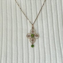 Carica l'immagine nel visualizzatore di Gallery, Antique Art Nouveau 9ct Gold Demantoid Garnet Pendant. Victorian/Edwardian Gold Quatrefoil Flower Pendant. Green Gemstone Drop Pendant.