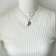 Carica l'immagine nel visualizzatore di Gallery, Vintage Irish Sterling Silver Figural Harp Pendant & Chain. Irish Coat Of Arms Stringed Argent Pendant Necklace, Thomas O'Connor Dublin 1964