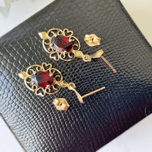 Carica l'immagine nel visualizzatore di Gallery, Vintage 14ct Gold Bohemian Garnet Dangle Earrings. Petite Antique Style Yellow Gold Heart Scroll Drop Earrings. Red Gemstone Post Earrings