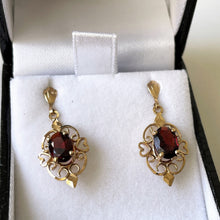 Carica l'immagine nel visualizzatore di Gallery, Vintage 14ct Gold Bohemian Garnet Dangle Earrings. Petite Antique Style Yellow Gold Heart Scroll Drop Earrings. Red Gemstone Post Earrings