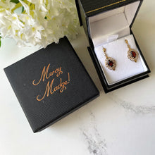 Carica l'immagine nel visualizzatore di Gallery, Vintage 14ct Gold Bohemian Garnet Dangle Earrings. Petite Antique Style Yellow Gold Heart Scroll Drop Earrings. Red Gemstone Post Earrings