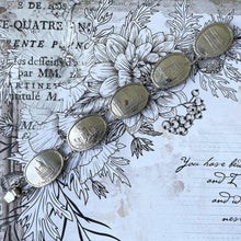 Carica l'immagine nel visualizzatore di Gallery, Vintage 1945 English Sterling Silver London Souvenir Bracelet: Windsor Castle, St Pauls, Westminster, Houses Of Parliament, Tower Bridge