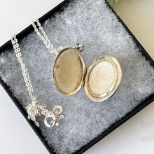 Carica l'immagine nel visualizzatore di Gallery, Vintage Sterling Silver Art Nouveau Style Locket On Chain. Edwardian Revival 2-Sided Acanthus & Crocus Flower Hand Engraved Locket Necklace