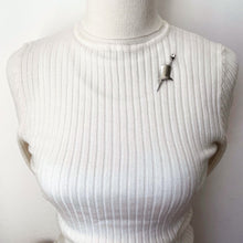 Carica l'immagine nel visualizzatore di Gallery, Vintage Sterling Silver Top Hat & Cane Lapel Pin. 1940s Novelty Figural Brooch. Burlington Bertie Cravat/Stock Pin, Groom, Mens Formal.