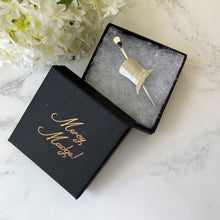 Carica l'immagine nel visualizzatore di Gallery, Vintage Sterling Silver Top Hat & Cane Lapel Pin. 1940s Novelty Figural Brooch. Burlington Bertie Cravat/Stock Pin, Groom, Mens Formal.