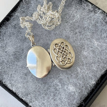 Carica l'immagine nel visualizzatore di Gallery, Vintage English Sterling Silver Celtic Locket. Tiny Oval Infinity Love Knot Locket & Silver Chain. Minimalist Locket Pendant/Charm Necklace