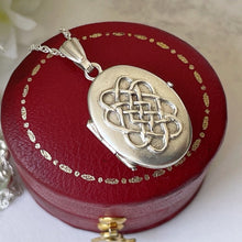 Carica l'immagine nel visualizzatore di Gallery, Vintage English Sterling Silver Celtic Locket. Tiny Oval Infinity Love Knot Locket & Silver Chain. Minimalist Locket Pendant/Charm Necklace