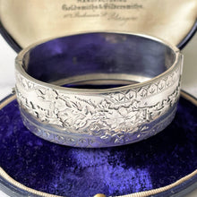 Carica l'immagine nel visualizzatore di Gallery, Victorian Sterling Silver Bracelet, Hallmarked 1896. Antique Aesthetic Engraved Floribunda & Ivy Hinged Bangle. Victorian Cuff Bracelet