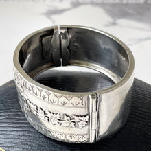 Carica l'immagine nel visualizzatore di Gallery, Victorian Sterling Silver Bracelet, Hallmarked 1896. Antique Aesthetic Engraved Floribunda & Ivy Hinged Bangle. Victorian Cuff Bracelet