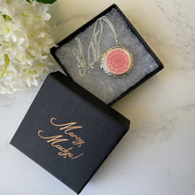 Carica l'immagine nel visualizzatore di Gallery, Vintage Art Deco English Silver Guilloche Enamel Locket. Ribbon Engraved Pink Enamel Flower Locket. 1940s Round Photo Locket & Chain.