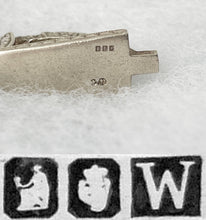 Carica l'immagine nel visualizzatore di Gallery, Vintage Irish Sterling Silver Figural Harp Pendant & Chain. Irish Coat Of Arms Stringed Argent Pendant Necklace, Thomas O'Connor Dublin 1964