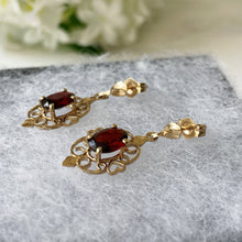 Carica l'immagine nel visualizzatore di Gallery, Vintage 14ct Gold Bohemian Garnet Dangle Earrings. Petite Antique Style Yellow Gold Heart Scroll Drop Earrings. Red Gemstone Post Earrings