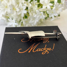 Carica l'immagine nel visualizzatore di Gallery, Vintage Sterling Silver Top Hat & Cane Lapel Pin. 1940s Novelty Figural Brooch. Burlington Bertie Cravat/Stock Pin, Groom, Mens Formal.