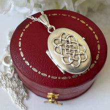 Carica l'immagine nel visualizzatore di Gallery, Vintage English Sterling Silver Celtic Locket. Tiny Oval Infinity Love Knot Locket & Silver Chain. Minimalist Locket Pendant/Charm Necklace