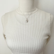 Carica l'immagine nel visualizzatore di Gallery, Vintage English Sterling Silver Celtic Locket. Tiny Oval Infinity Love Knot Locket & Silver Chain. Minimalist Locket Pendant/Charm Necklace