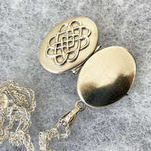 Carica l'immagine nel visualizzatore di Gallery, Vintage English Sterling Silver Celtic Locket. Tiny Oval Infinity Love Knot Locket & Silver Chain. Minimalist Locket Pendant/Charm Necklace