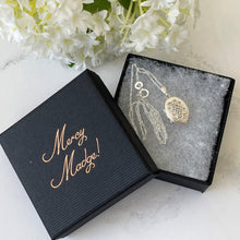 Carica l'immagine nel visualizzatore di Gallery, Vintage English Sterling Silver Celtic Locket. Tiny Oval Infinity Love Knot Locket & Silver Chain. Minimalist Locket Pendant/Charm Necklace