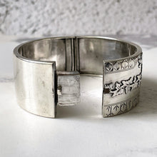 Carica l'immagine nel visualizzatore di Gallery, Victorian Sterling Silver Bracelet, Hallmarked 1896. Antique Aesthetic Engraved Floribunda & Ivy Hinged Bangle. Victorian Cuff Bracelet