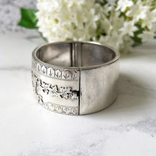 Carica l'immagine nel visualizzatore di Gallery, Victorian Sterling Silver Bracelet, Hallmarked 1896. Antique Aesthetic Engraved Floribunda & Ivy Hinged Bangle. Victorian Cuff Bracelet