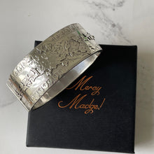 Carica l'immagine nel visualizzatore di Gallery, Victorian Sterling Silver Bracelet, Hallmarked 1896. Antique Aesthetic Engraved Floribunda & Ivy Hinged Bangle. Victorian Cuff Bracelet