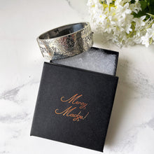 Carica l'immagine nel visualizzatore di Gallery, Victorian Sterling Silver Bracelet, Hallmarked 1896. Antique Aesthetic Engraved Floribunda & Ivy Hinged Bangle. Victorian Cuff Bracelet