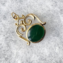 Carica l'immagine nel visualizzatore di Gallery, Vintage Victorian Revival 9ct Gold Spinner Fob Pendant. Green Chalcedony & Onyx Yellow Gold Pendant Charm. British Hallmarked 1966 Fob.