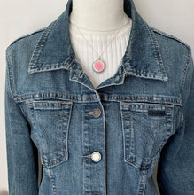 Carica l'immagine nel visualizzatore di Gallery, Vintage Art Deco English Silver Guilloche Enamel Locket. Ribbon Engraved Pink Enamel Flower Locket. 1940s Round Photo Locket & Chain.