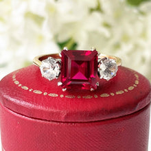 Carica l'immagine nel visualizzatore di Gallery, Vintage Art Deco 9ct Gold Ruby & White Sapphire Ring. Square/Princess Cut Pink Ruby 3-Stone Trilogy Engagement Ring, Size UK M/ US 6.75