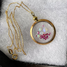 Carica l'immagine nel visualizzatore di Gallery, Antique 9ct Gold Glass Shaker Locket Pendant Filled with Opals & Rubies. Victorian Rolled Gold/Gold Filled Picture Pendant On Chain.