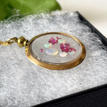 Carica l'immagine nel visualizzatore di Gallery, Antique 9ct Gold Glass Shaker Locket Pendant Filled with Opals & Rubies. Victorian Rolled Gold/Gold Filled Picture Pendant On Chain.