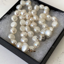 Carica l'immagine nel visualizzatore di Gallery, Vintage Sterling Silver Freshwater Pearl Necklace. Bright White Button Pearl Princess Length Necklace. Natural Pearl 18" Beaded Necklace.