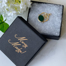 Carica l'immagine nel visualizzatore di Gallery, Vintage Victorian Revival 9ct Gold Spinner Fob Pendant. Green Chalcedony & Onyx Yellow Gold Pendant Charm. British Hallmarked 1966 Fob.